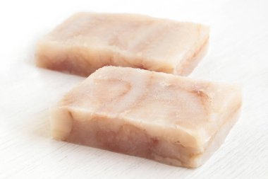 İki dondurulmuş balık fileto beyaz üzerine izole edilmiş..