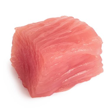 Çiğ hindi göğsünün tek kesim karesi beyaza izole edilmiş. Kapat..