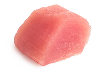 Çiğ hindi göğsünün tek kesim karesi beyaza izole edilmiş. Kapat..