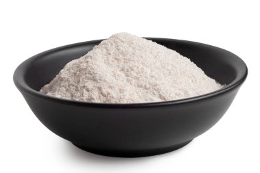 Beyaz üzerine izole edilmiş siyah seramik bir kasede karabuğday unu. Yüksek açı.