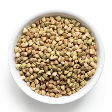 Beyaz seramik kasede çiğ yeşil karabuğday. Üst manzara..