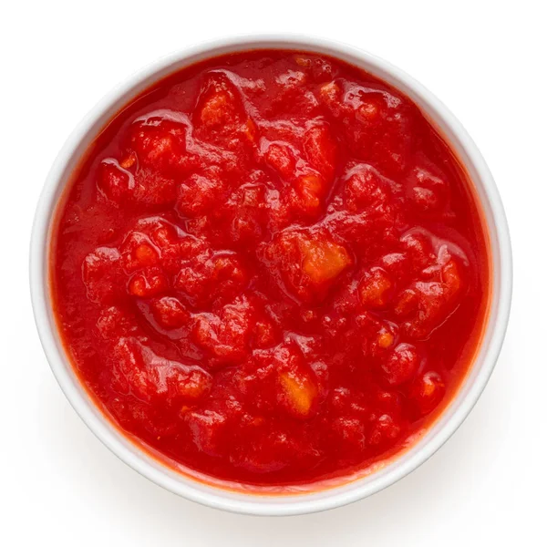 白に隔離された白い陶器のボウルにトマトをみじん切りにした缶詰 トップ表示 — ストック写真