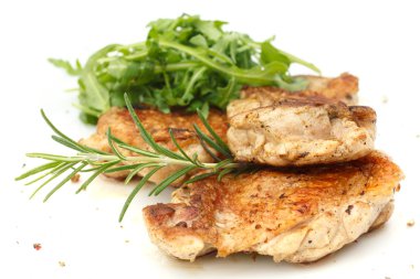 Izgara tavuk biftek gevrek deri ile.