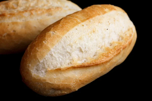 Mini baguette bianche intere su sfondo nero . — Foto Stock