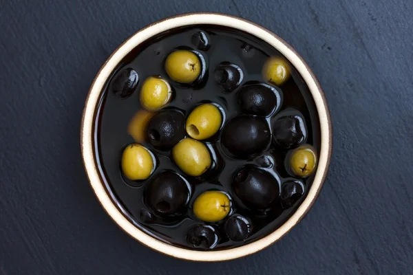 Cuenco de aceitunas mixtas en cuenco de cerámica de arriba . —  Fotos de Stock