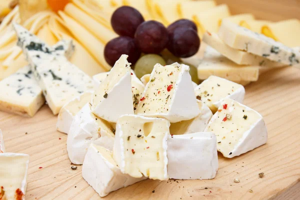 Karışık peynir geniş yelpazesi. — Stok fotoğraf
