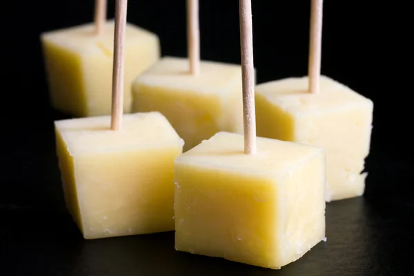 Cubos de queijo amarelo em palitos de dentes . — Fotografia de Stock