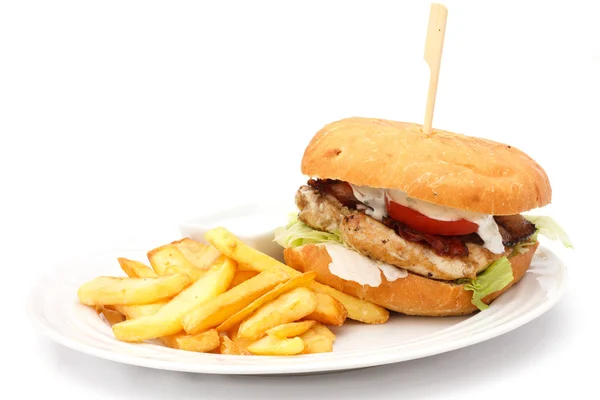 Grilled chicken burger with chips — Stock Photo, Image