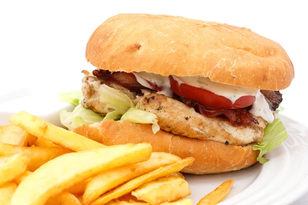 Grilled chicken burger with chips — Stock Photo, Image