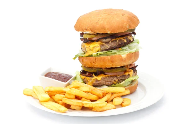 Cheeseburger duplo e batatas fritas — Fotografia de Stock