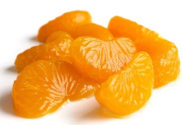 Mandalina segmentlerinde hafif şurubu.