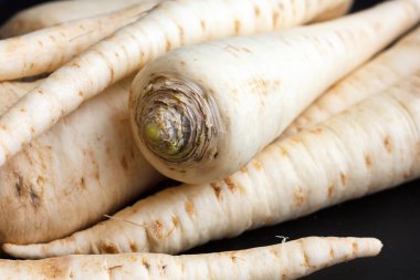 Tüm yaban havucu kökleri üzerinde siyah yüzey.