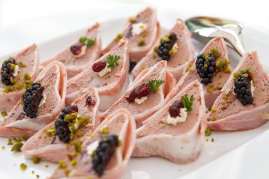 Pastırma bir plaka üzerinde düzgün pate sarılı.