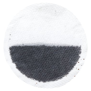 Beyaz arka plan üzerinde tek yuvarlak çay poşeti.