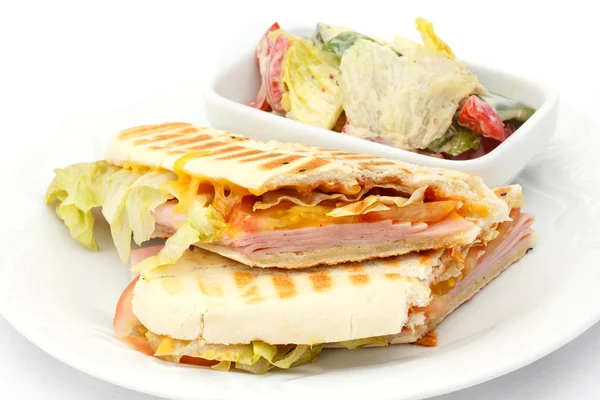 Sýr a šunka panini se salátem. — Stock fotografie