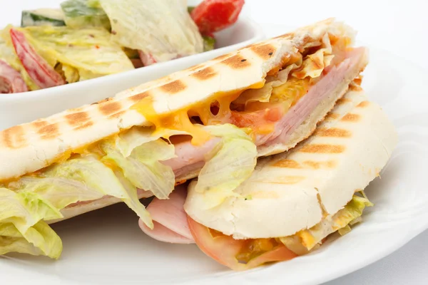 Queijo e presunto panini com salada . — Fotografia de Stock