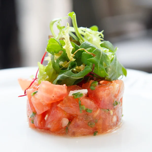 Tartar de tomate rematado con ensalada verde . —  Fotos de Stock