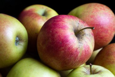 kırmızı yeşil elma