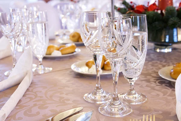 Table de banquet de luxe avec verres en cristal . — Photo