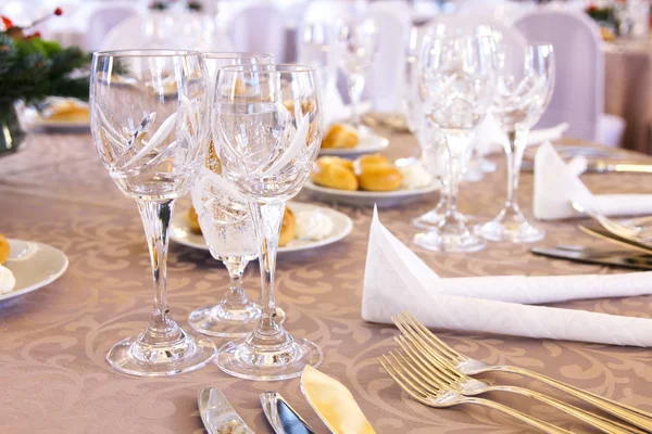 Table de banquet de luxe avec verres en cristal . — Photo