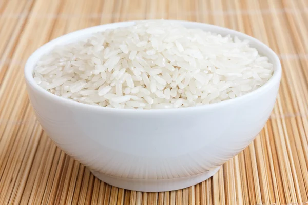 Skål med vita långkornigt ris — Stockfoto