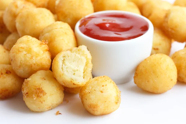 Pequenas bolas de batata frita dourada . — Fotografia de Stock