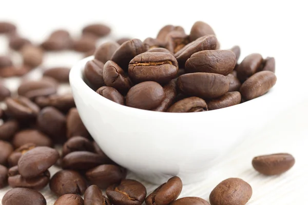 Keramische koffie lepel gevuld met bonen. — Stockfoto