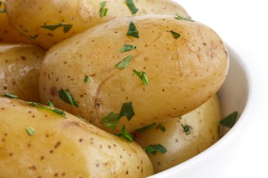 Haşlanmış bebek patates maydanoz ile.