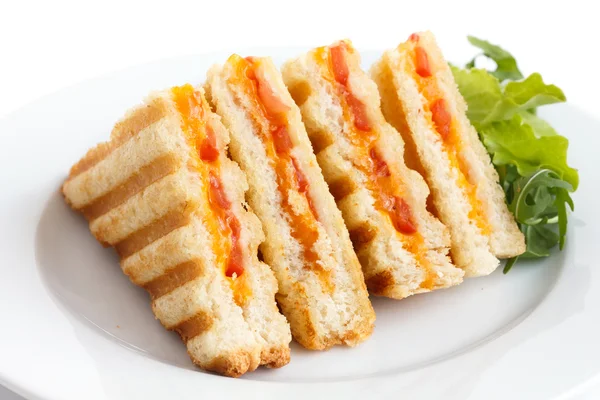 Geroosterde sandwich van de kaas en tomaat. — Stockfoto