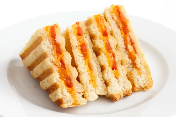 Сэндвич с жареным сыром и помидорами . — стоковое фото