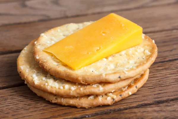 丸い大きなチーズ クラッカー. — ストック写真