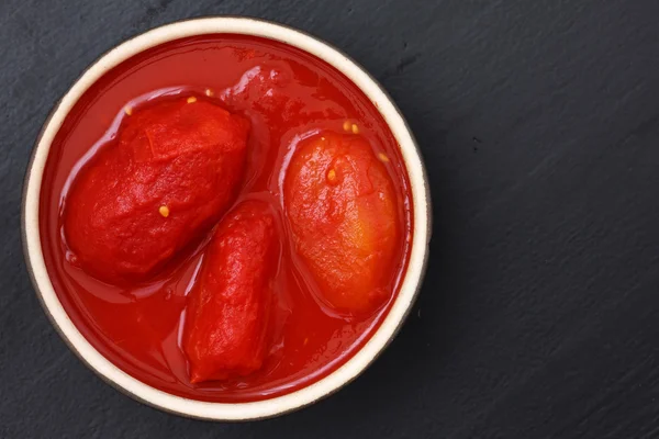 Całej puszki pomidorów w soku. — Zdjęcie stockowe