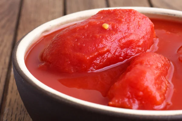 Целые консервированные помидоры в соке . — стоковое фото