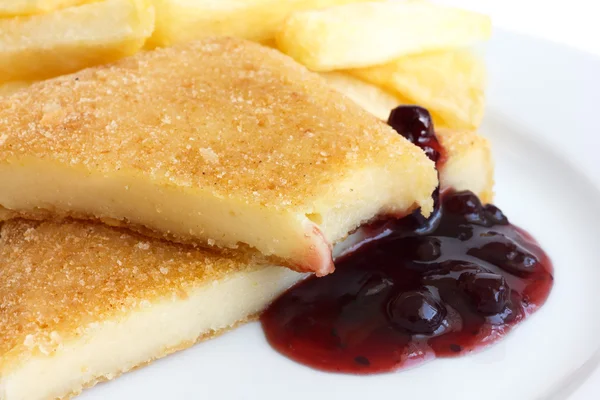 Goldener gebratener Käse mit Semmelbrösel. — Stockfoto