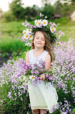 Çiçekli bir kızın portresi, elbiseli güzel bir kız.