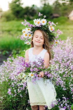 Çiçekli bir kızın portresi, elbiseli güzel bir kız.