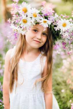 Çiçekli bir kızın portresi, elbiseli güzel bir kız.