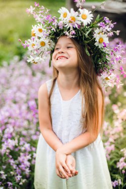 Çiçekli bir kızın portresi, elbiseli güzel bir kız.