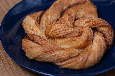 Mavi tabakta taze pişmiş kakule çöreği.