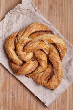 Taze pişmiş kakule çöreği yakından çek.