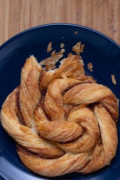 Torsione Cannella Bun Con Morso Sul Piatto — Foto Stock