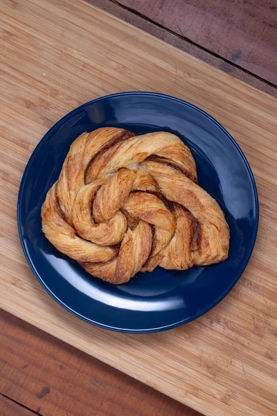 Freshly Baked Cardamom Bun Blue Plate — Stock Photo, Image