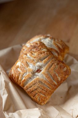 Kese kağıdında taze elmalı turta.