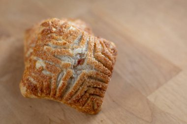 Taze pişmiş elmalı turta.