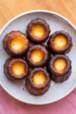 Bordo Caneles de Bordeaux beyaz ve mavi plakalı, ahşap tahtalı ve yukarıdan