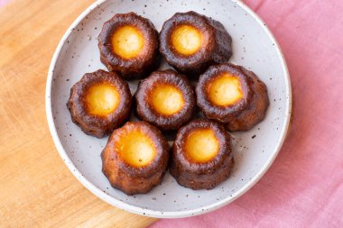 Bordo Caneles de Bordeaux beyaz ve mavi plakalı, ahşap tahtalı ve yukarıdan