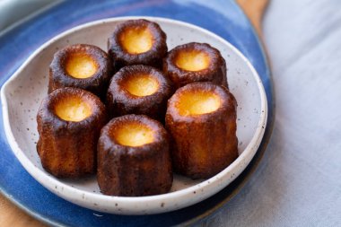 Bordo Caneles de Bordeaux beyaz ve mavi plakalı, ahşap tahtalı ve yukarıdan