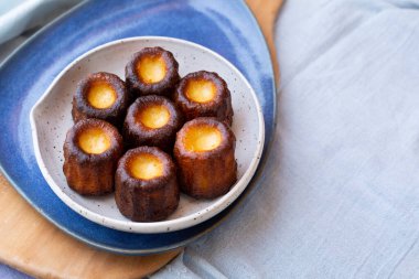 Bordo Caneles de Bordeaux beyaz ve mavi plakalı, ahşap tahtalı ve yukarıdan