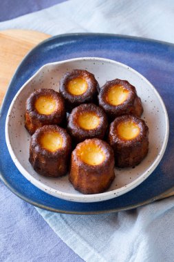 Bordo Caneles de Bordeaux beyaz ve mavi plakalı, ahşap tahtalı ve yukarıdan