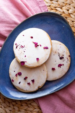 Gül ve vanilyalı kurabiyeler mavi tabakta